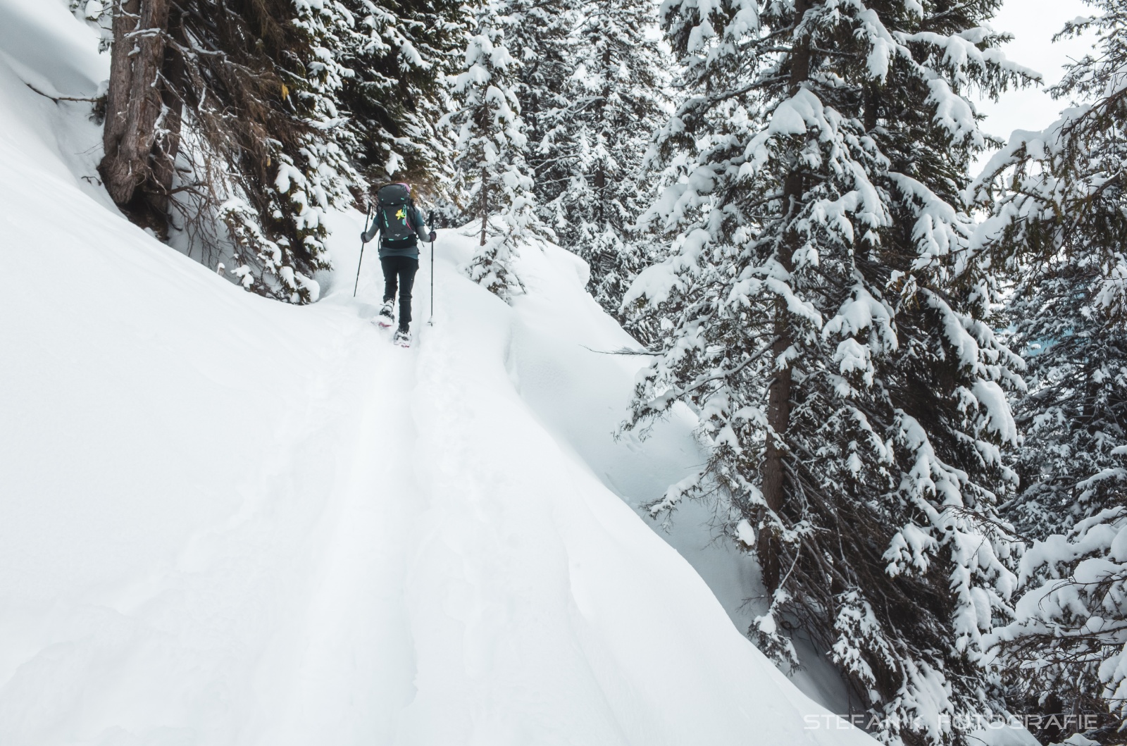 winterliches Steigen im verschneiten Gelände